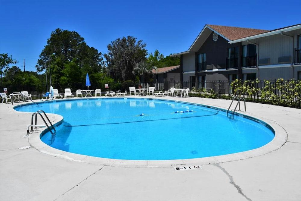 Howard Johnson By Wyndham Beaufort/Parris Island Exterior photo