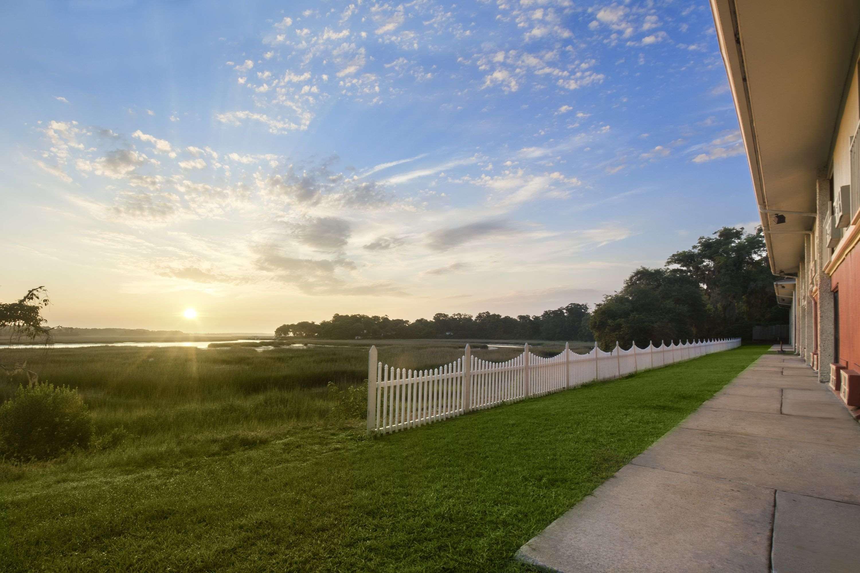 Howard Johnson By Wyndham Beaufort/Parris Island Exterior photo