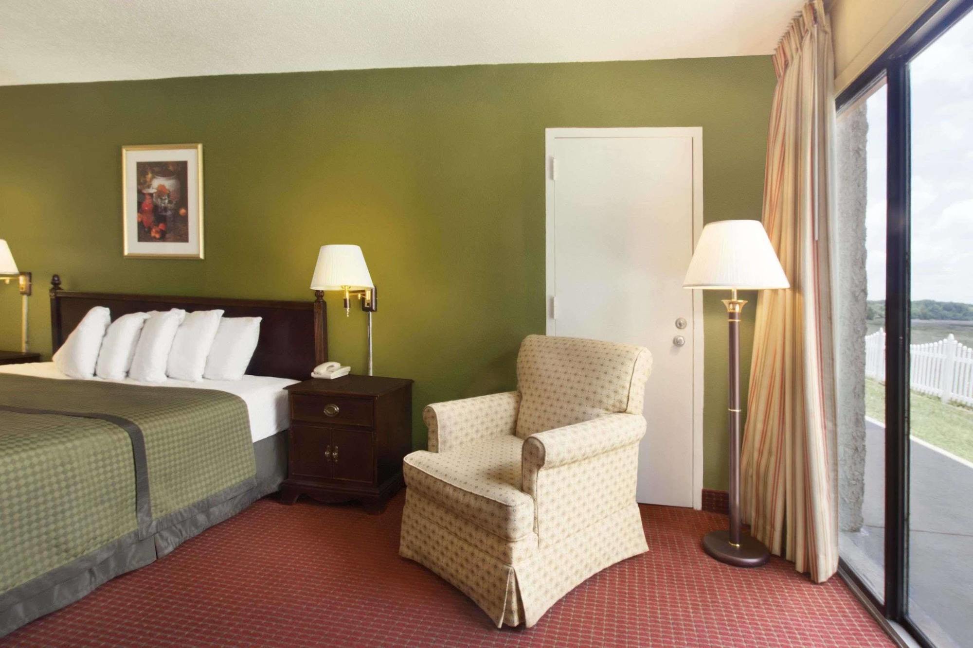 Howard Johnson By Wyndham Beaufort/Parris Island Exterior photo