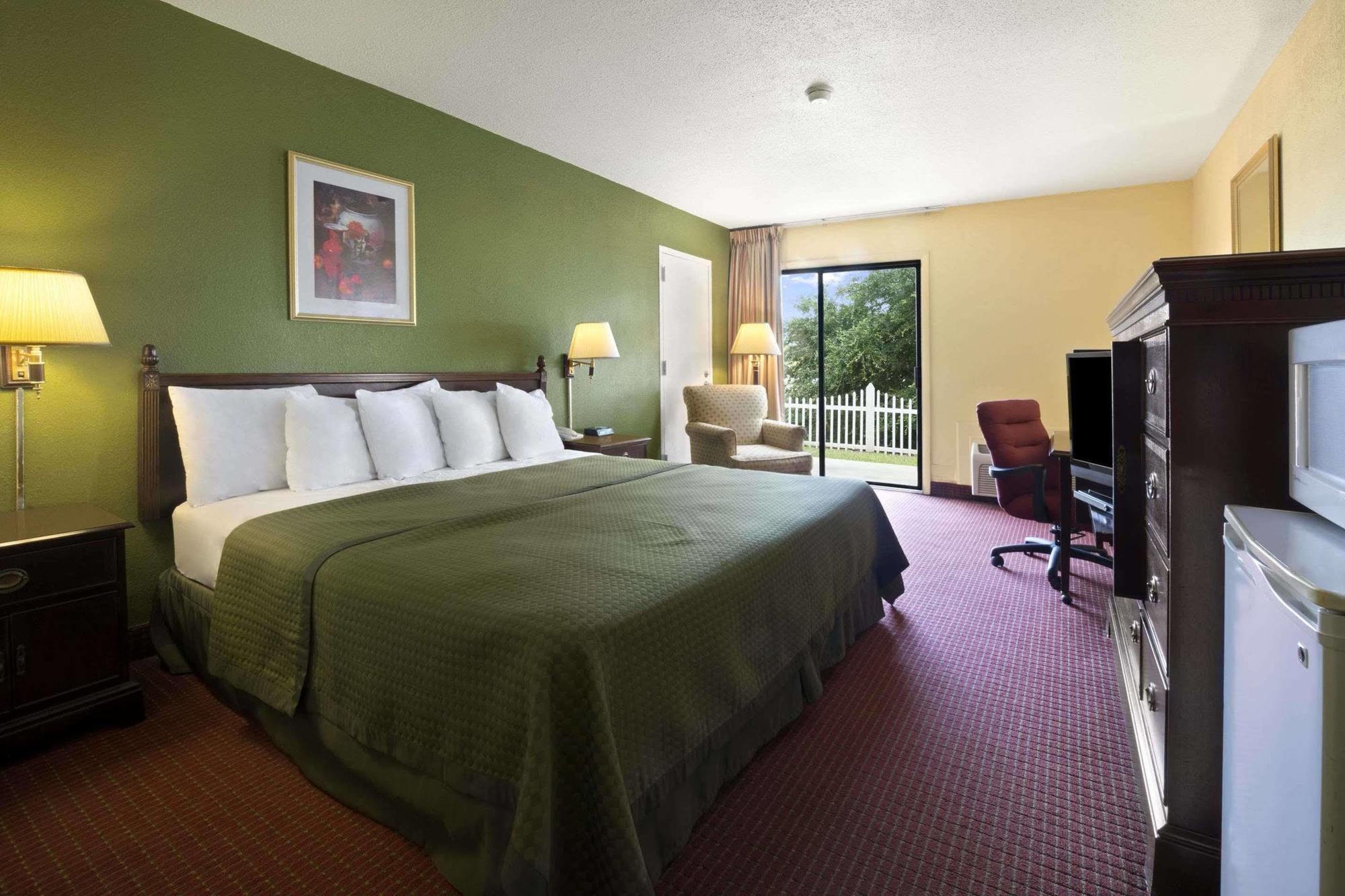 Howard Johnson By Wyndham Beaufort/Parris Island Exterior photo