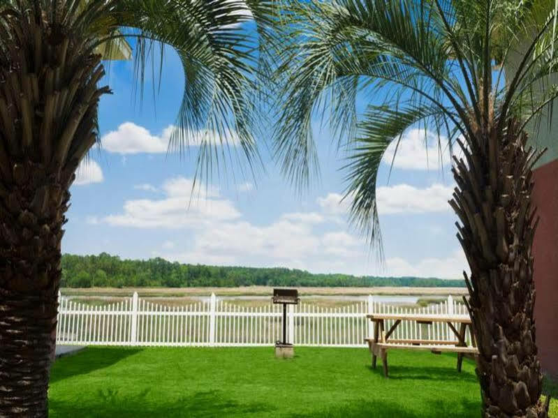 Howard Johnson By Wyndham Beaufort/Parris Island Exterior photo